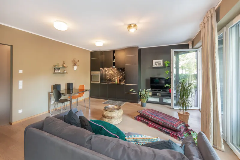 Exklusive, voll möblierte Terrassenwohnung, Fußbodenheizung und elektrischen Außenrollos — photo 1